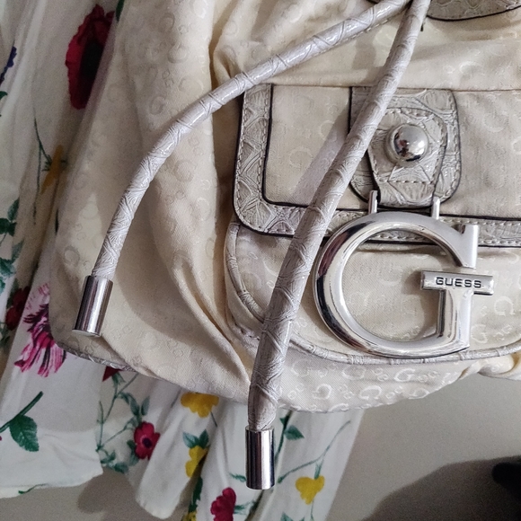 Guess Bucket Bag - Picture 3 of 7